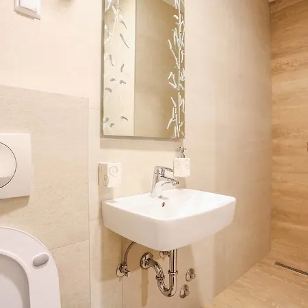 Urban Strossa 3*